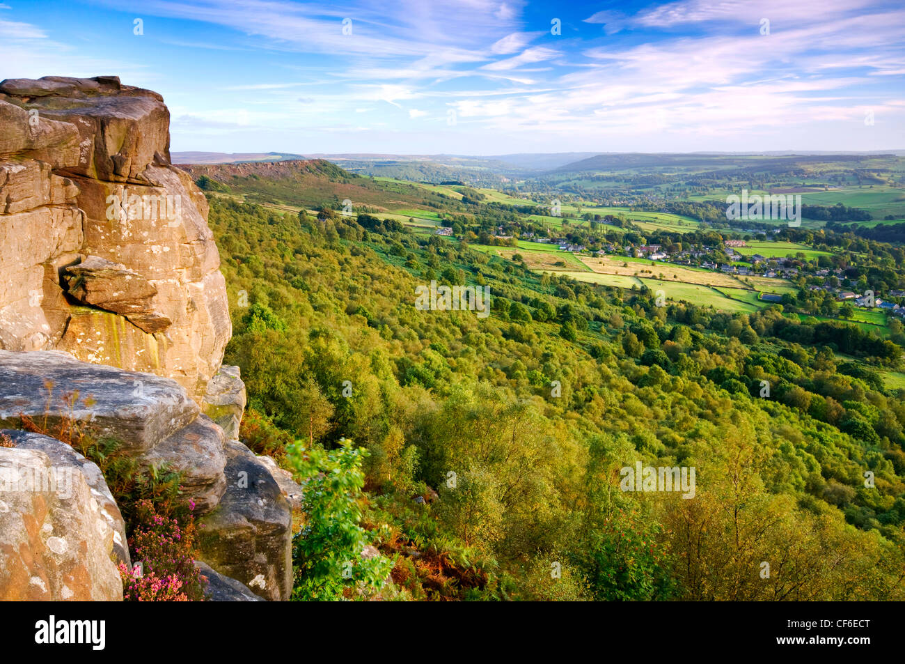 Vista dal bordo Curbar, una scarpata gritstone nel buio area del picco del Parco Nazionale del Peak District. Foto Stock