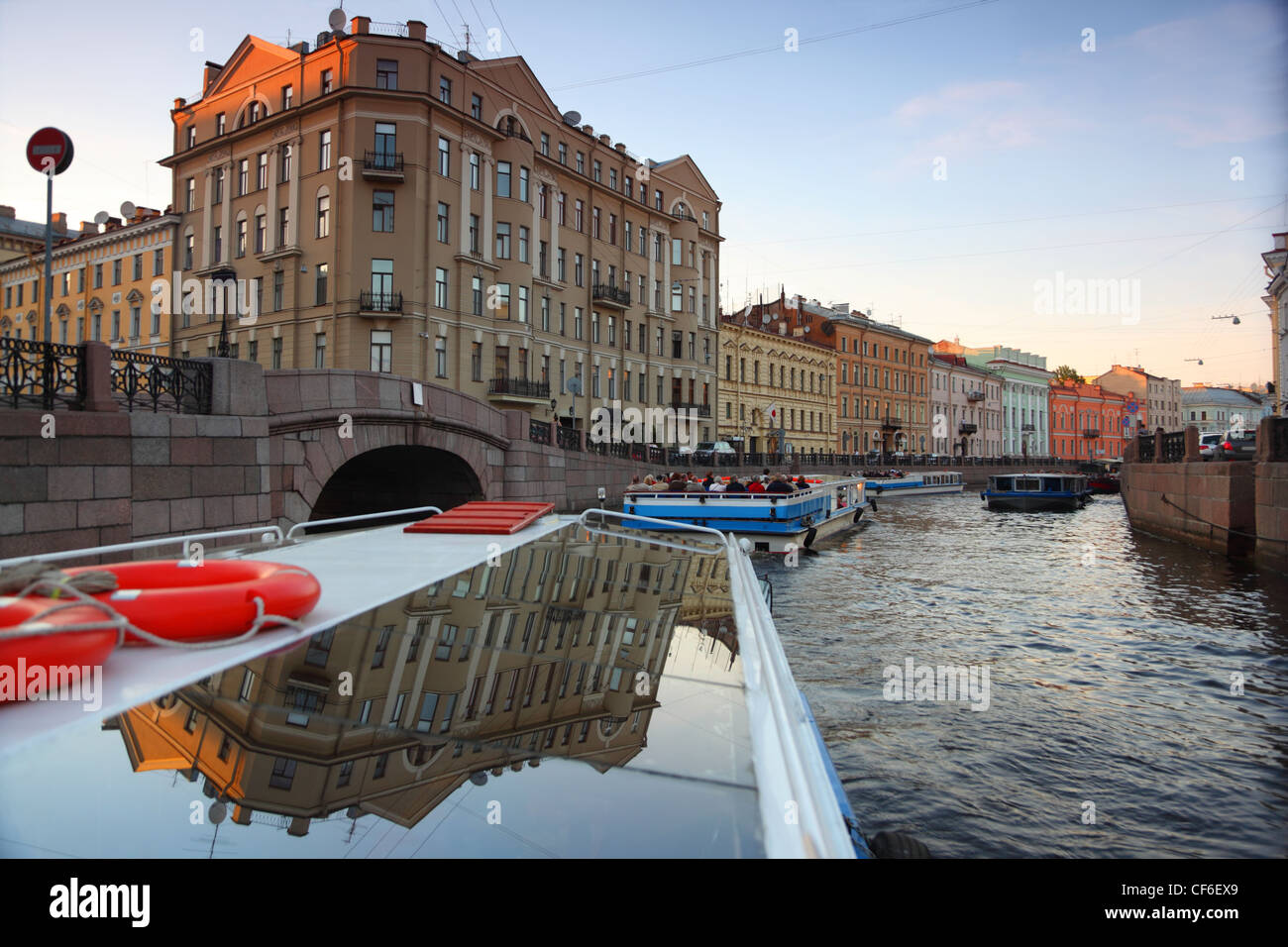 Vista di San Pietroburgo. Il canale del fiume con barche a San Pietroburgo Foto Stock