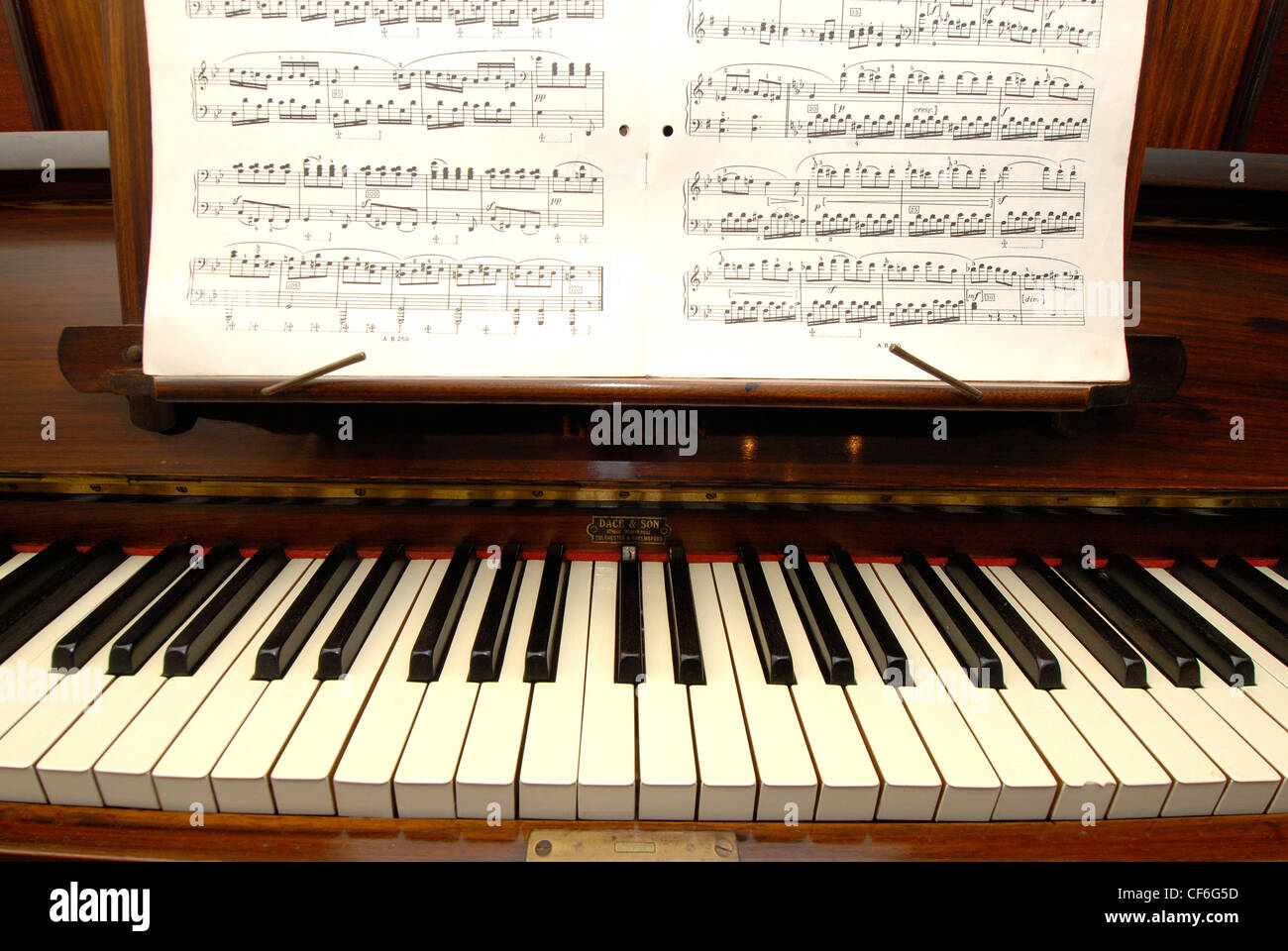 Un'immagine ravvicinata di una tastiera di pianoforte e la partitura musicale. Foto Stock