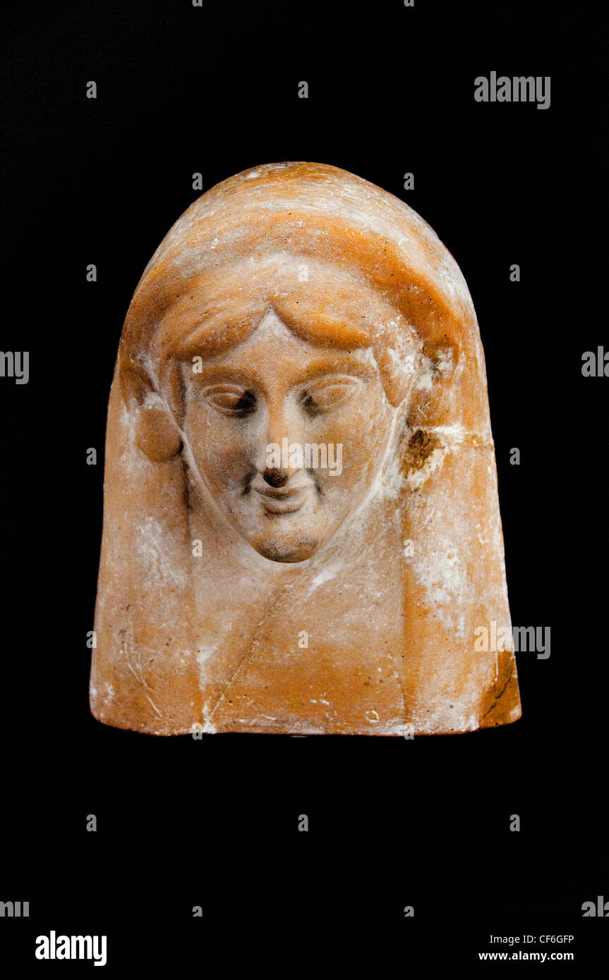 Protome femminile in terracotta dell'antica Grecia con un velo pesante e un sorriso arcaico sottile, da Rodi, Grecia orientale, periodo arcaico, ca. 520–510 a.C. Foto Stock