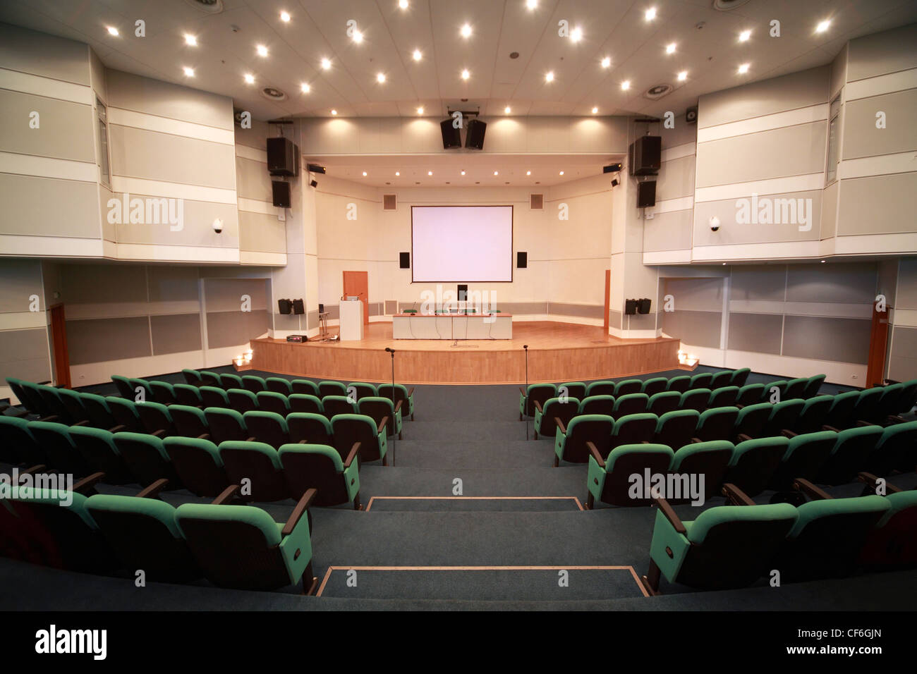 Registrazione della scena e sala conferenze interni. Vista dall'ingresso anteriore Foto Stock