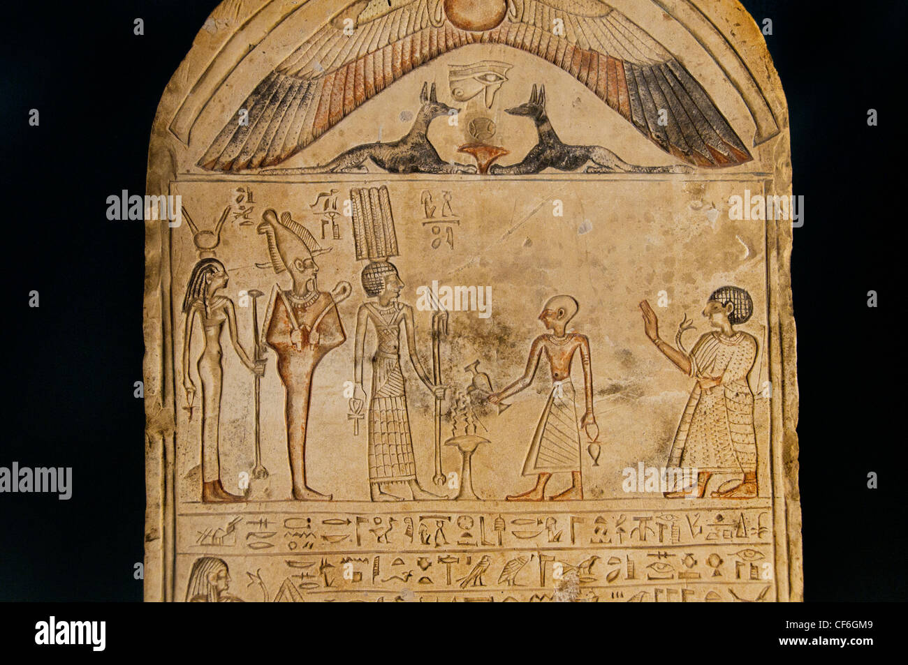 Stele Meretitef musicista di Tefnut libagione versata in onore delle divinità Thinis Anhur Osiride e Iside 4 cent BC Egitto Foto Stock