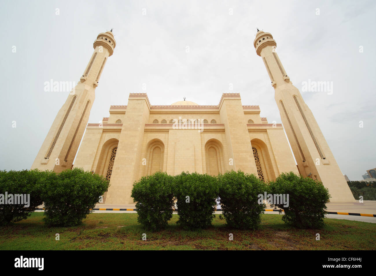 In Bahrain il 16 aprile: Al-Fateh Grande Moschea Nazionale architettura islamica arbusteto di fronte vista generale 16 aprile 2010 in Bahrain Foto Stock