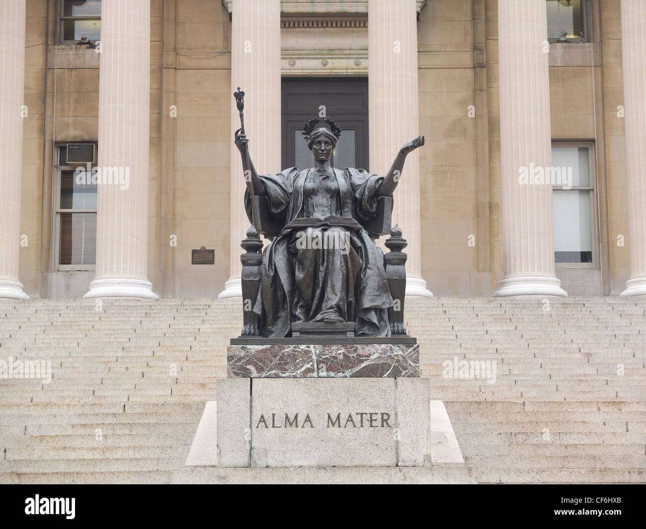 Alma Mater scultura a bassa Memorial Library presso la Columbia University Foto Stock