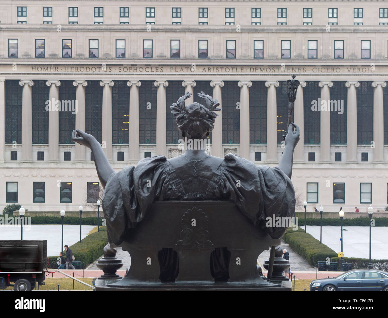 Alma Mater scultura a bassa Memorial Library presso la Columbia University Foto Stock