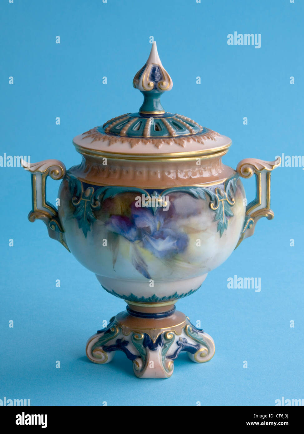 Ceramic pot pourri di vaso con coperchio, dipinte a mano e con iridi blu e prodotta nel 1896 dalla Hadley fabbrica in Worcester. Foto Stock