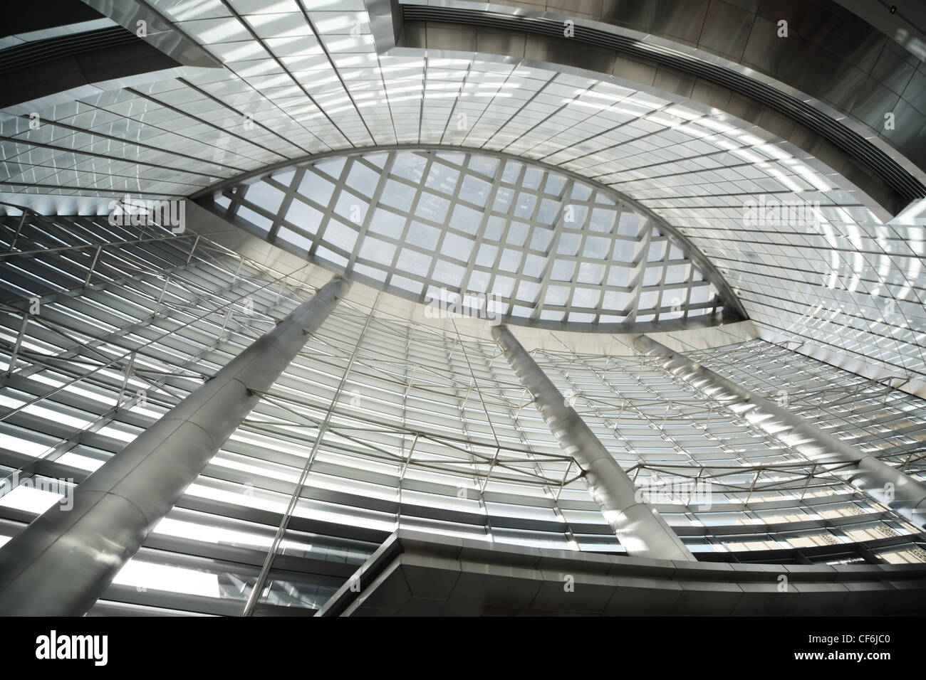 Soffitto di vetro in edificio pubblico con colonne in metallo, sfondo astratto Foto Stock