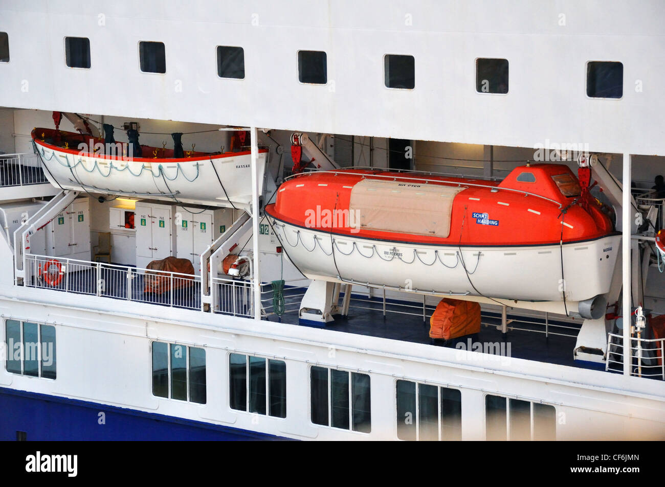 Nave da crociera barche a vita Foto Stock