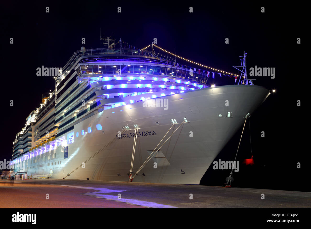 Grande costa moderna della nave da crociera immagini e fotografie stock ad  alta risoluzione - Alamy
