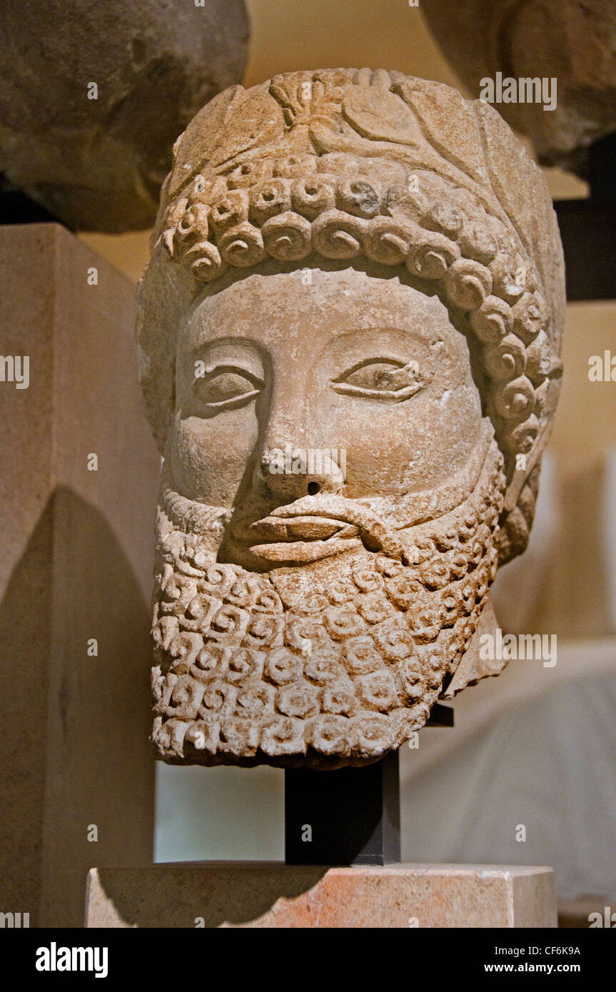 Testa di uomo barbuto che indossa la corona lascia legato sulla parte anteriore del santuario di Apollo Pyla anteriore arcaica Cypro II Cypr 5 cent BC Foto Stock