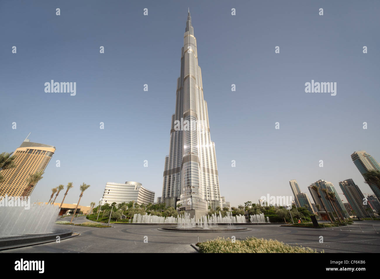 DUBAI - 18 aprile: Burj Dubai grattacielo, piazza con fontane, giornata soleggiata, orizzontale, 18 aprile 2010 a Dubai, Emirati arabi uniti Foto Stock