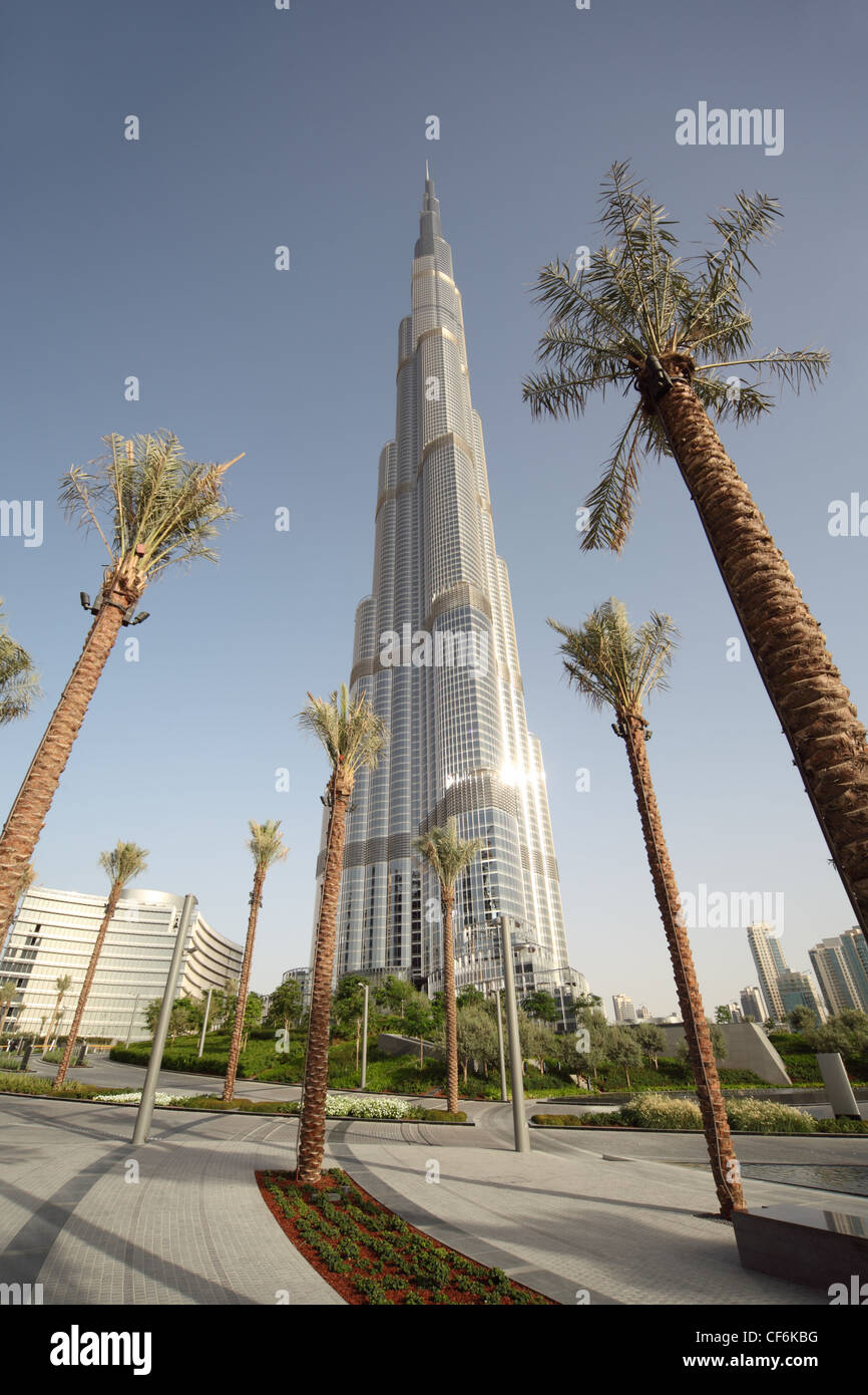 DUBAI - 18 aprile: Burj Dubai grattacielo, piazza con palme, giornata soleggiata, 18 aprile 2010 a Dubai, Emirati arabi uniti Foto Stock