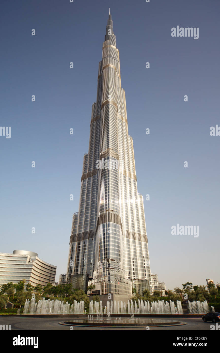 DUBAI - 18 aprile: Burj Dubai grattacielo, piazza con fontane, giornata soleggiata, verticale, 18 aprile 2010 a Dubai, Emirati arabi uniti Foto Stock