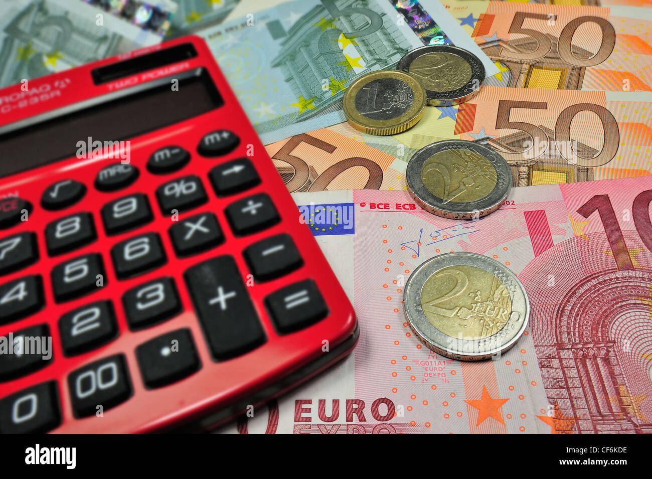 Immagine concettuale con le banconote e le monete metalliche in euro e valuta la calcolatrice per illustrare la crisi del settore bancario nei paesi dell Unione Europea Foto Stock