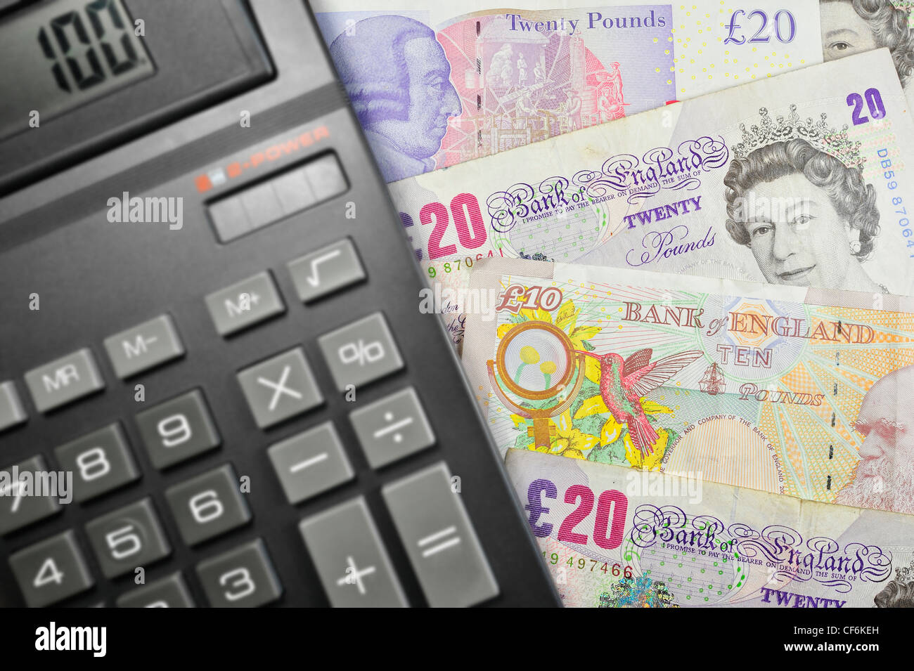 Inglese UK banconote in British Pound sterling valuta e calcolatrice tascabile, Gran Bretagna Foto Stock
