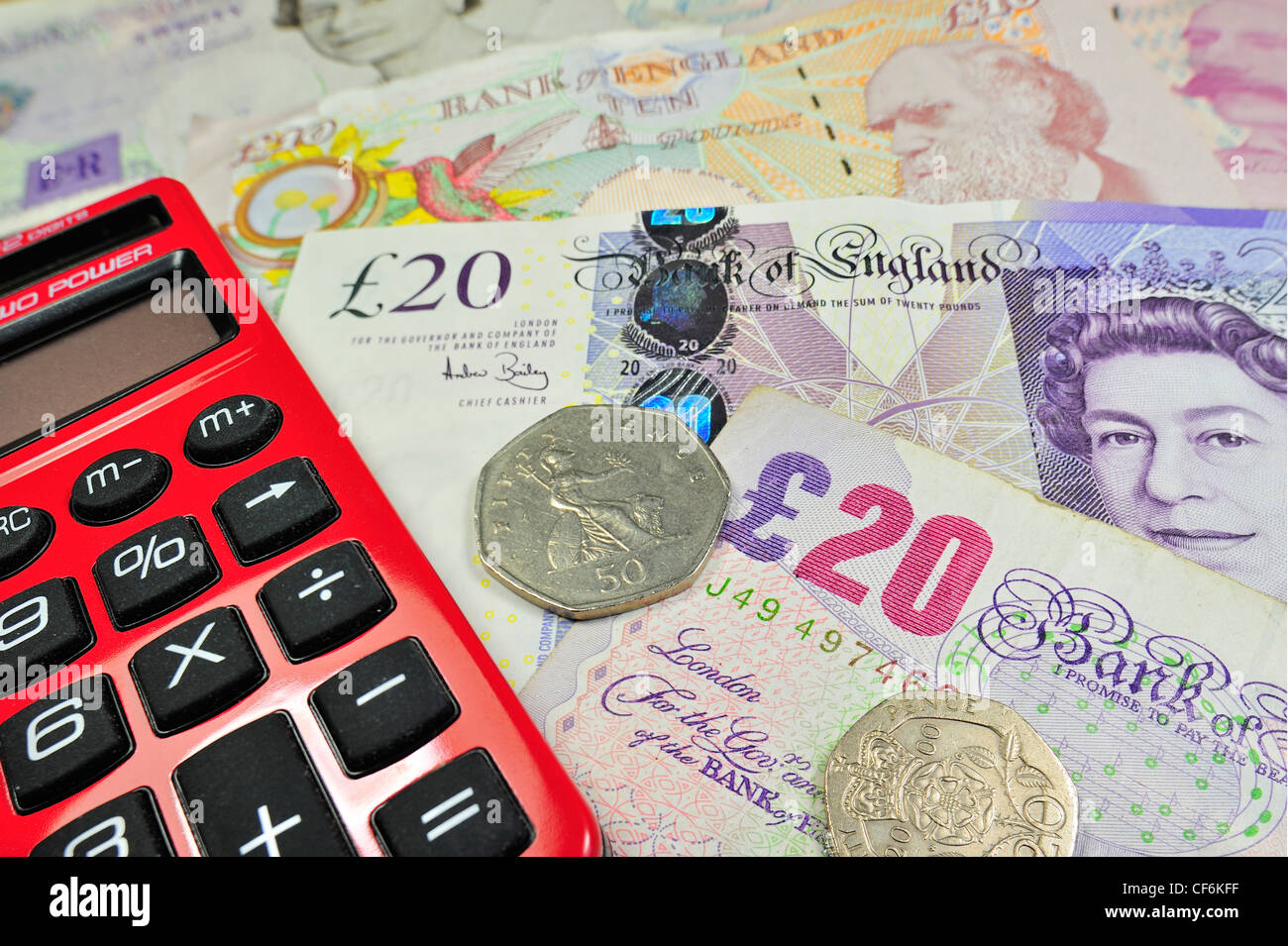 Inglese UK le banconote e le monete metalliche in British Pound sterling valuta e calcolatrice tascabile Foto Stock