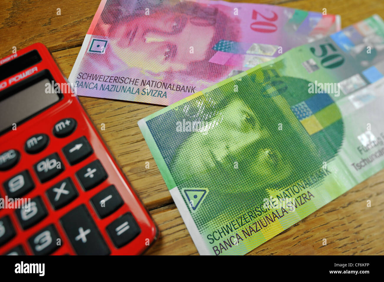 Banconote in Svizzera e calcolatrice tascabile Foto Stock