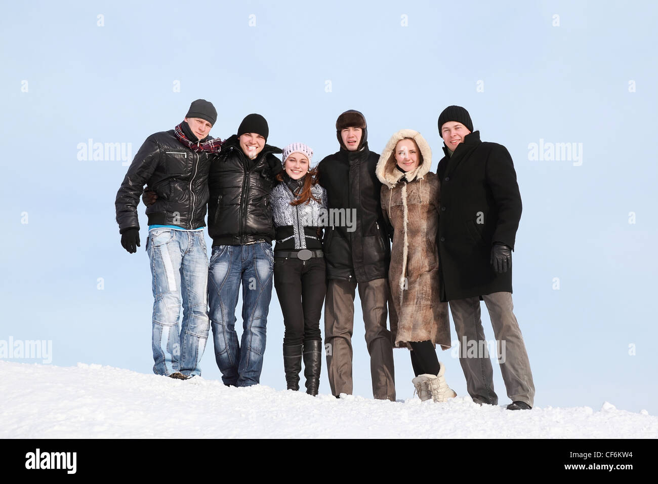 Gruppo di studenti di stare in piedi insieme sulla neve in inverno Foto Stock