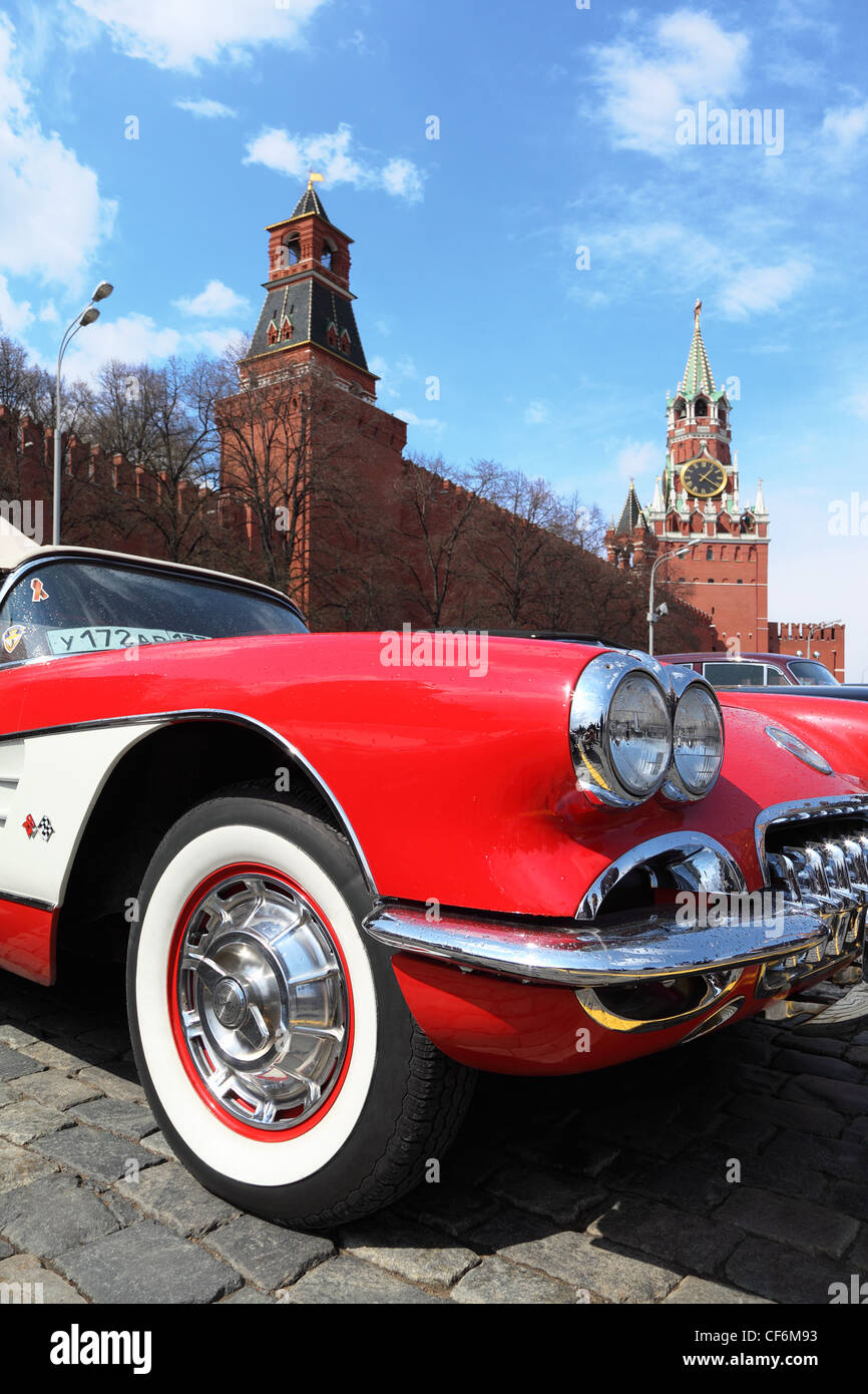Mosca Russia aprile 24 Vintage red Chevrolet Corvette auto sportiva fascione cromato Vintage rally auto apertura stagione 2010 aprile 24 Foto Stock