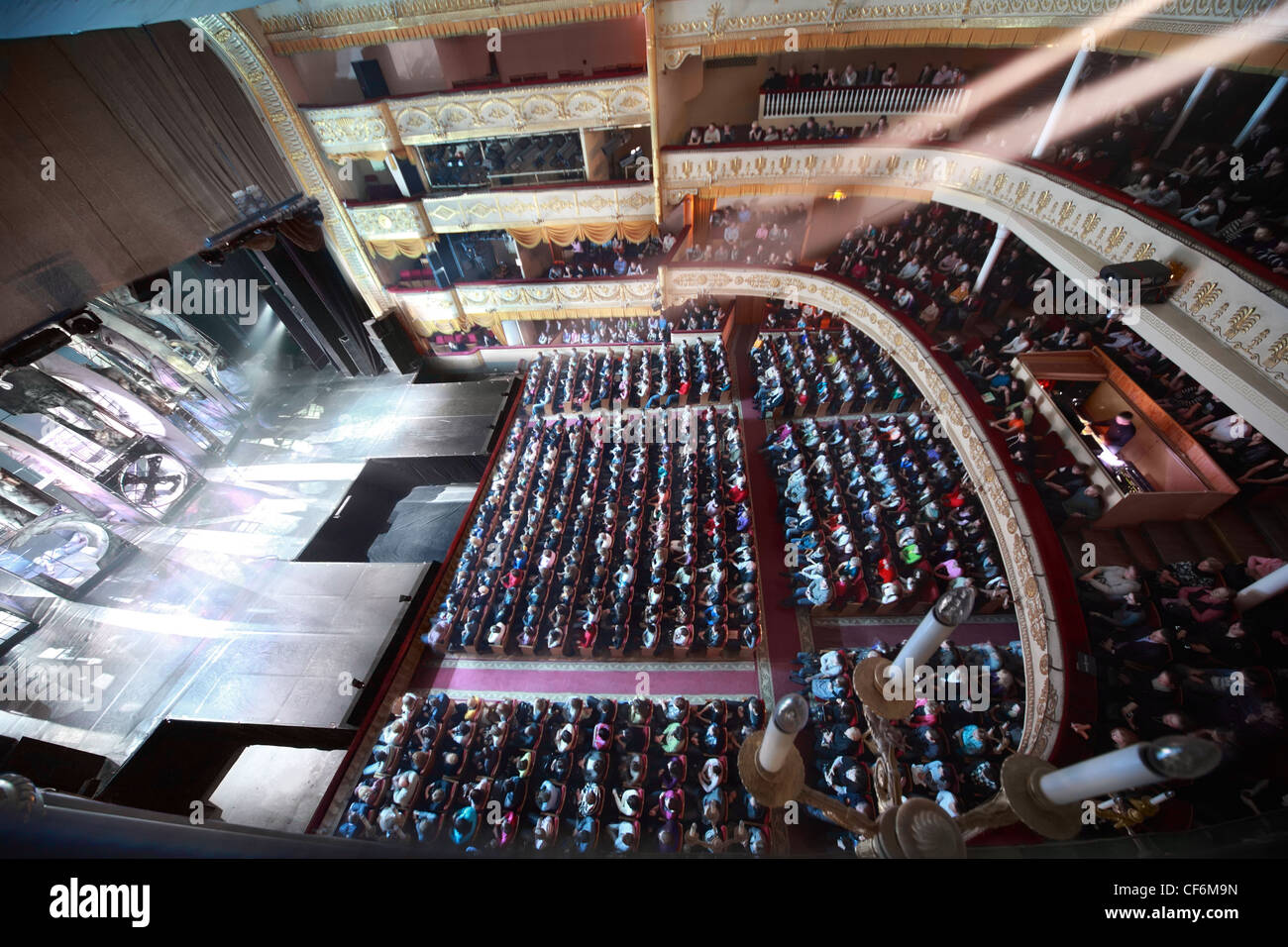Persone sedersi sul balcone e nella hall, aspetta grafico di operetta Monte Cristo a Mosca Teatro dell'Operetta Foto Stock