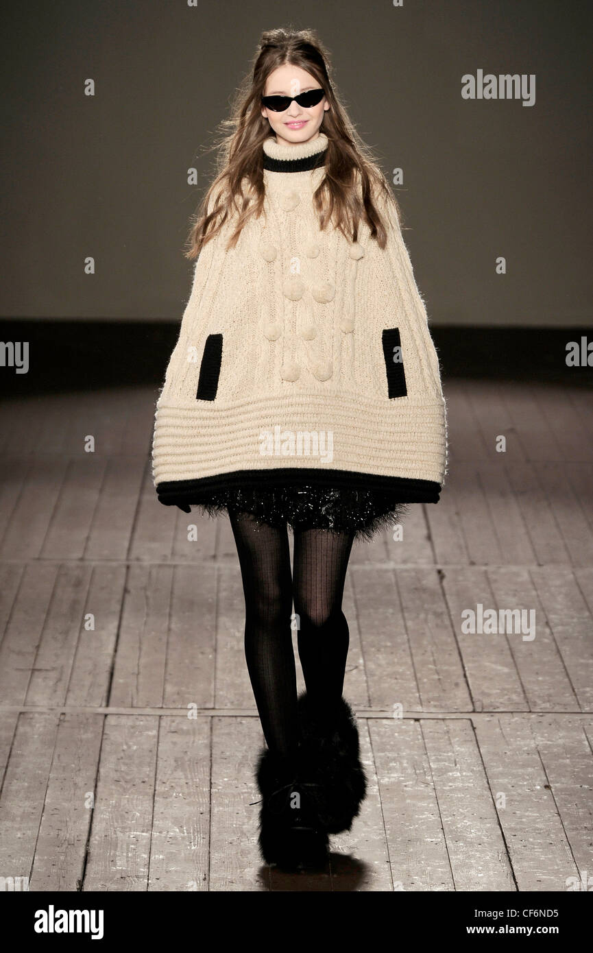 Moschino Cheap & Chic Milano pronto a indossare Autunno Inverno 2011 2012 Foto Stock