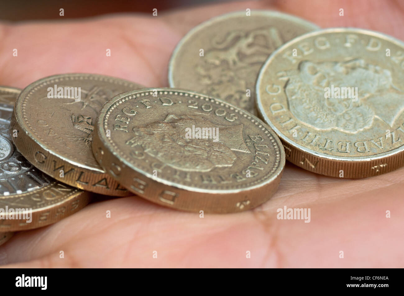 Contanti in mano. £ 1 monete. Regno Unito. Foto Stock