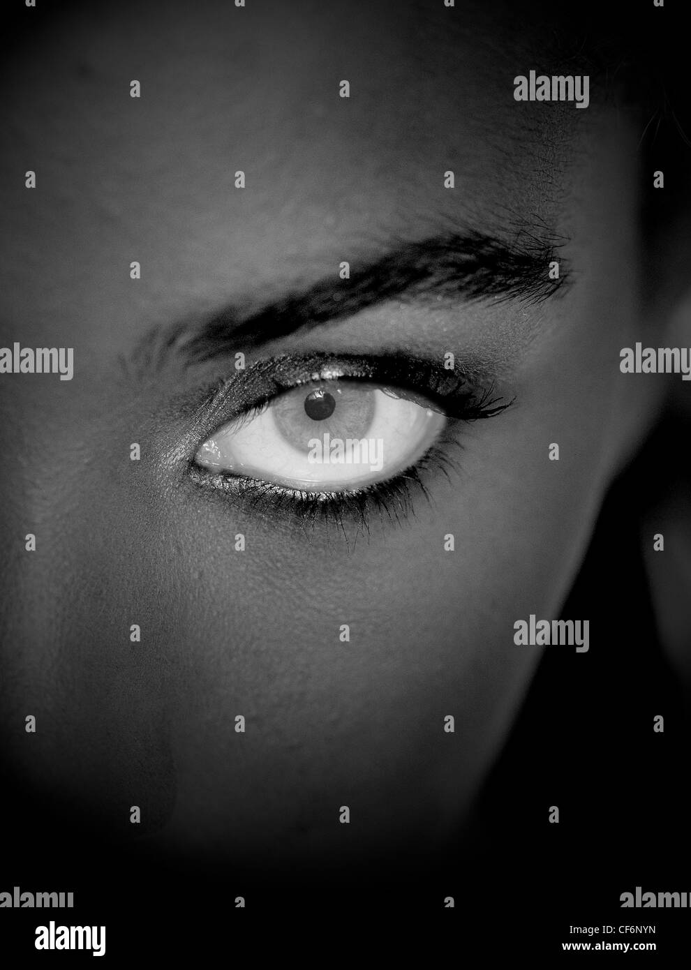 Occhio, Femmina, close-up, drammatico, nero & bianco fotografia verticale. Foto Stock