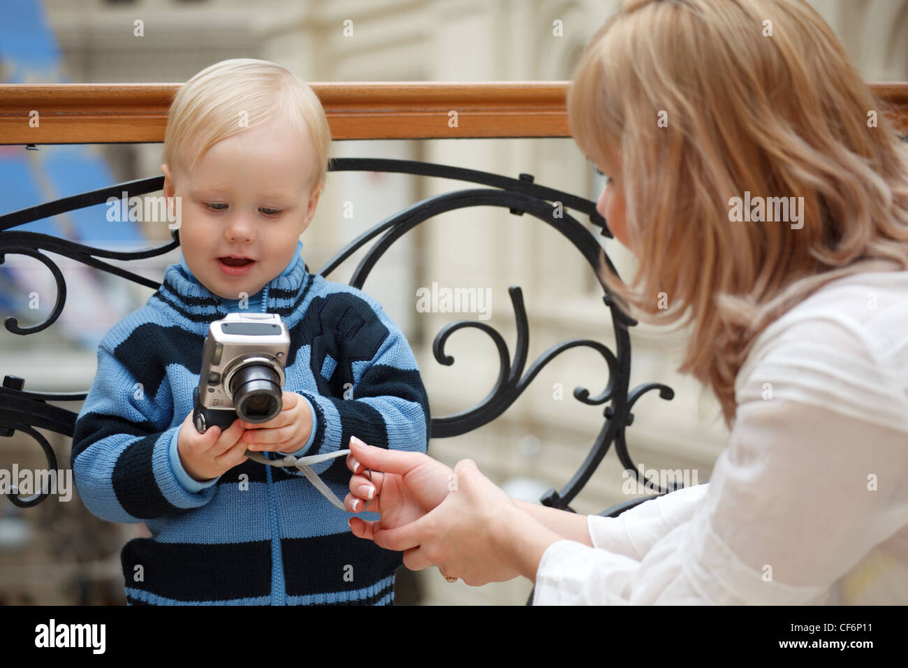 Il bambino e la madre. Ragazzo esamina foto con una fotocamera digitale. Foto Stock