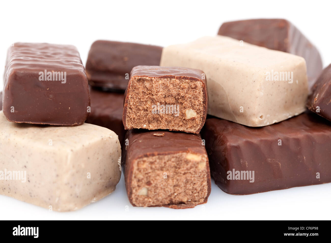 I dolci di heap nel cioccolato su sfondo bianco Foto Stock