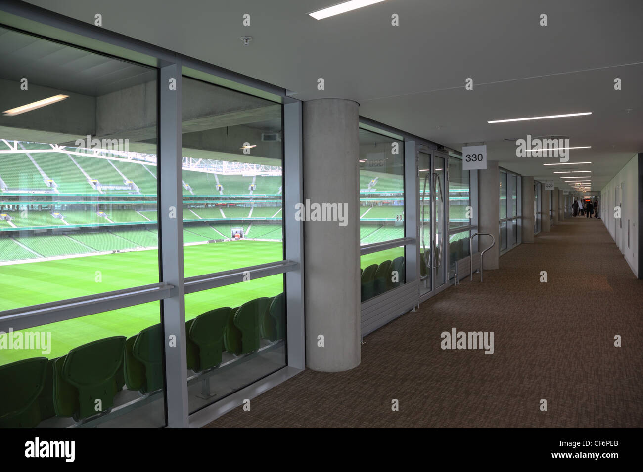 Corridoio e filari di verde, strapuntini in un grande stadio vuoto. Foto Stock