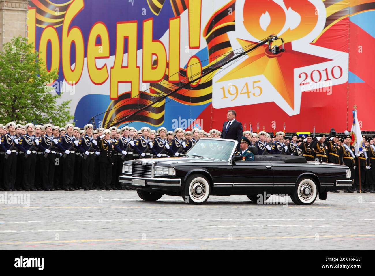 Mosca 6 maggio il ministro della difesa Serdyukov Anatoliy sorge auto nei pressi di soldati parata prove onore Grande Guerra Patriottica vittoria Foto Stock