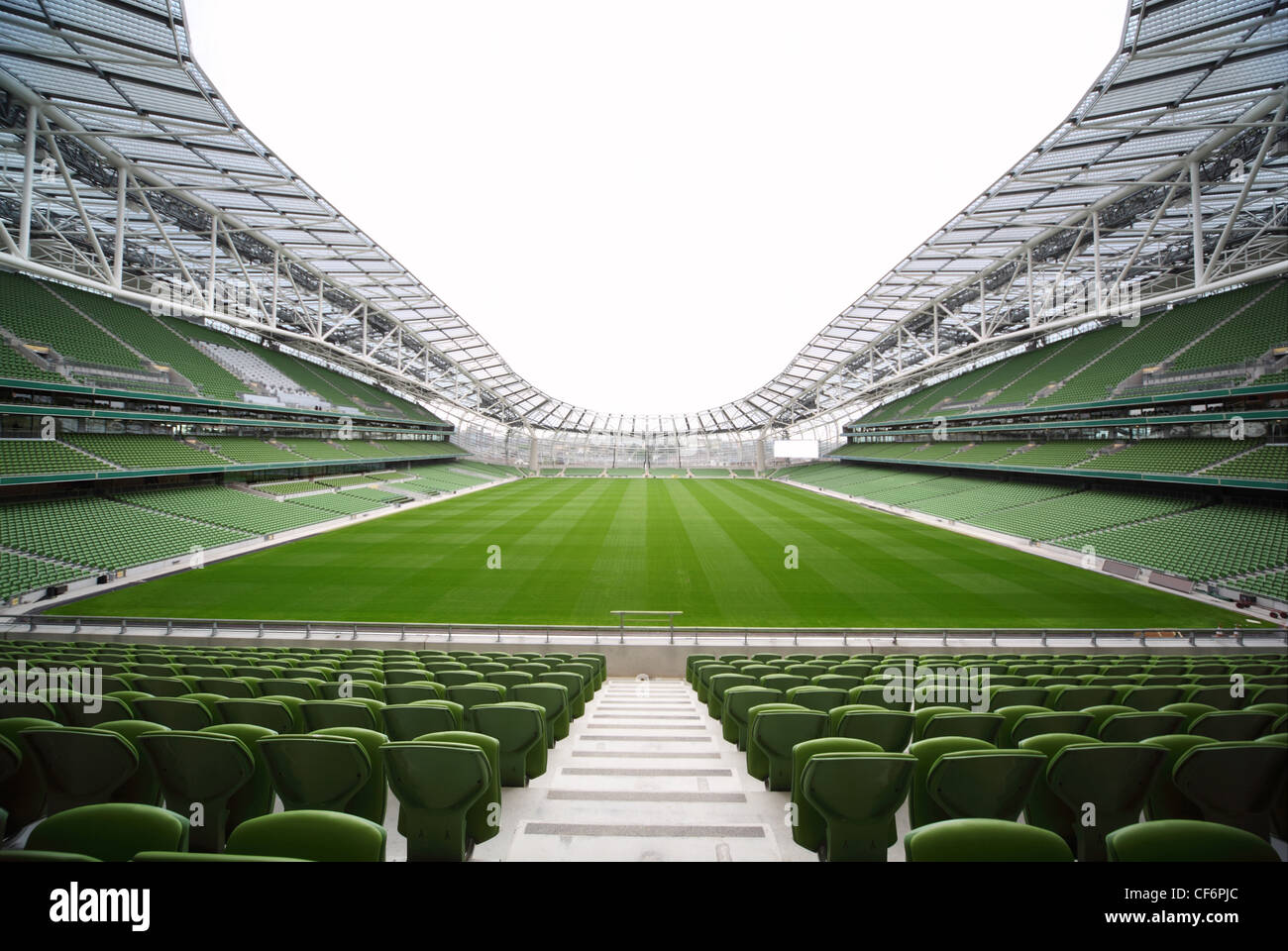 File di sedili verde in uno stadio vuoto. Focus sui sedili anteriori Foto Stock