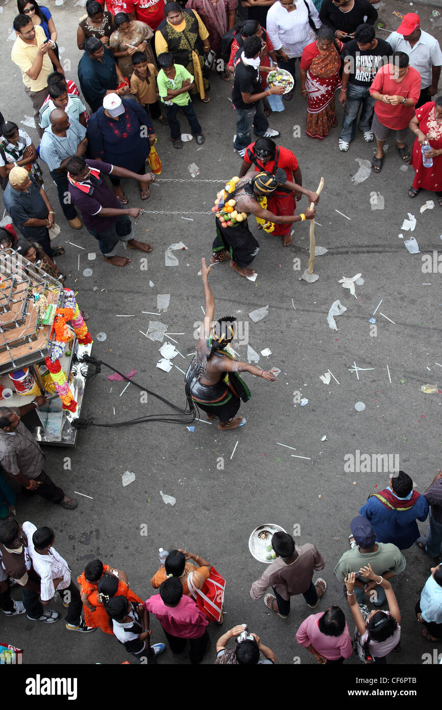 I devoti in processione durante Thaipusam festival indù a Grotte Batu di Kuala Lumpur in Malesia Foto Stock