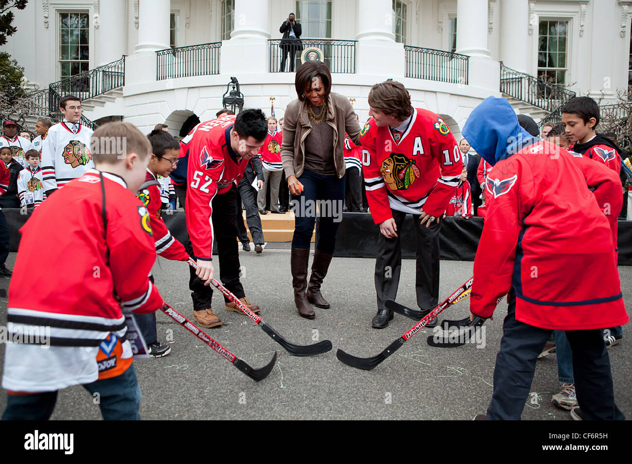La First Lady Michelle Obama partecipa a un 'Passiamo!' e NHL evento di partenariato con Chicago Blackhawks e capitelli di Washington i giocatori sul prato Sud della Casa Bianca Marzo 11, 2011 a Washington, DC. Foto Stock