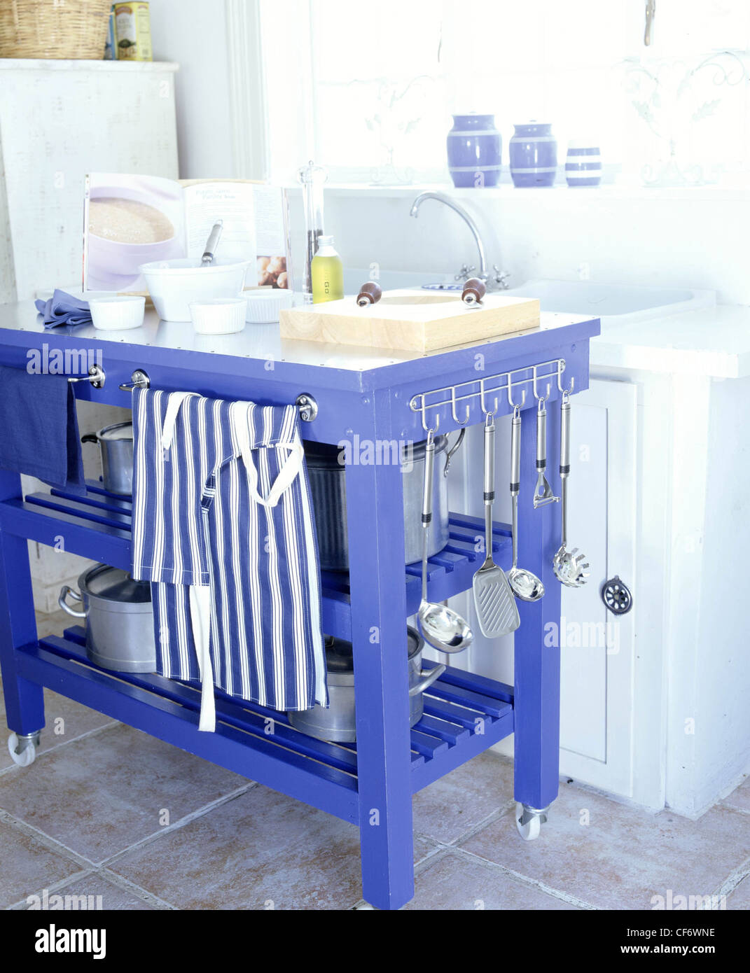 Le idee di un banco da lavoro blu dipinta shelvessaucepans workbench e  pentole superiore in metallo cromato, hooksutencils e asciugamani, erbe in  legno Foto stock - Alamy