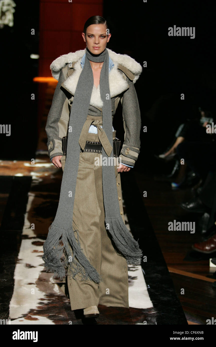 Gianfranco Ferre Milano pronto a indossare in autunno e inverno pelliccia  giacca cintura su pantaloni larghi accessoriata grigio sciarpa allungato  Foto stock - Alamy