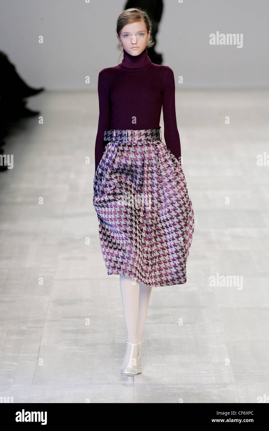 Max Mara Milano pronto a indossare in autunno e inverno viola collo polo con belted stampa gingham gonna e t bar scarpe Foto Stock