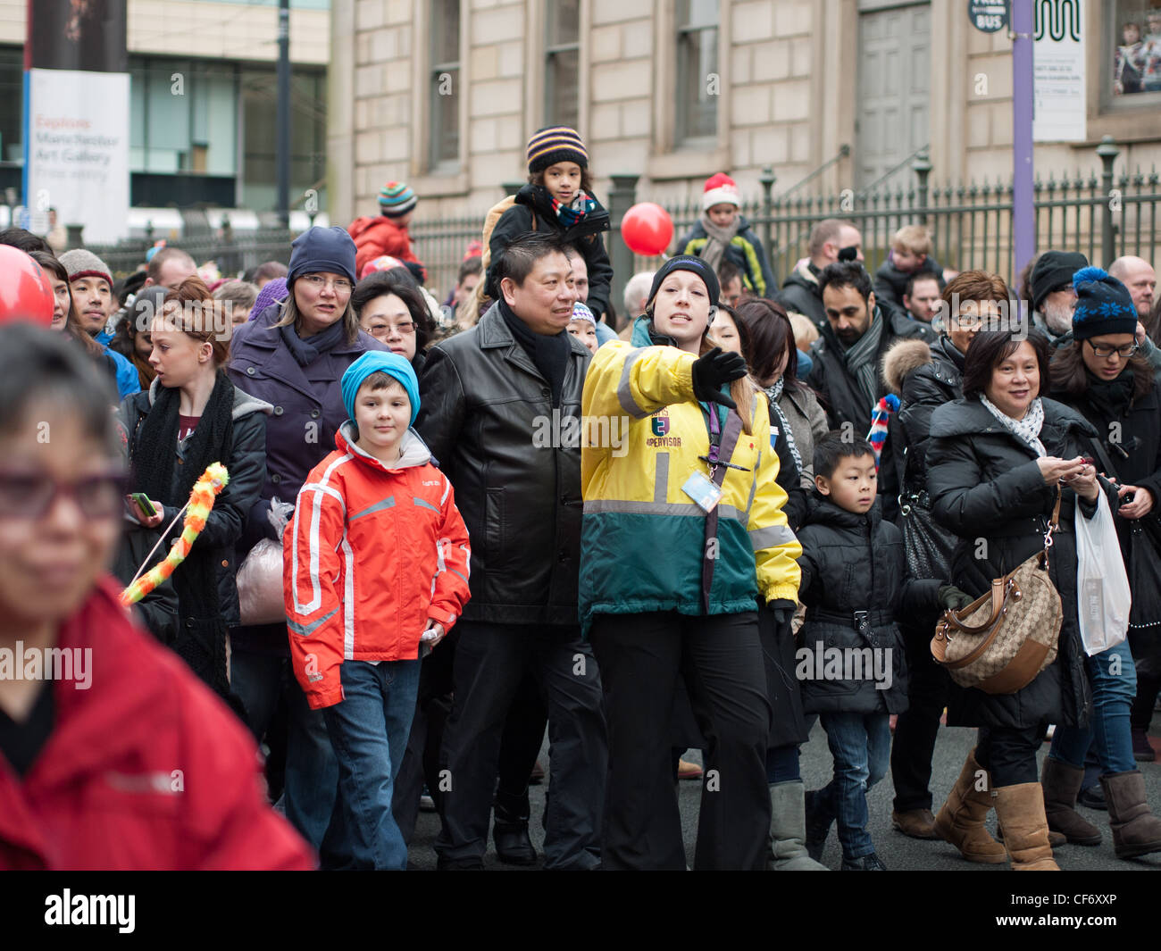 Controllo della folla al nuovo anno cinese parade, Manchester Foto Stock