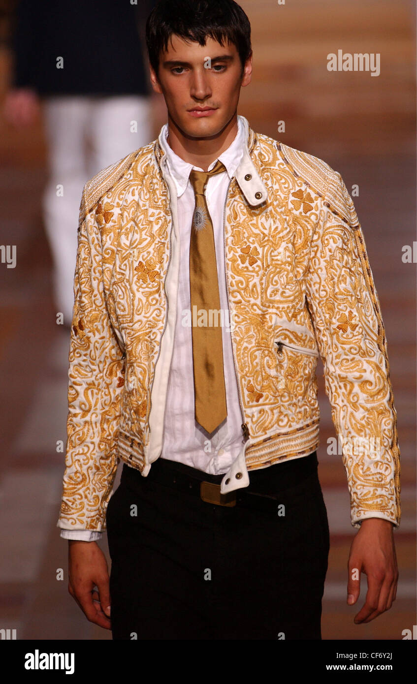 Dries Van Noten Paris Menswear S S modello maschile che indossa oro  ricamato camicia, la camicia bianca, oro cravatta e pantaloni neri Foto  stock - Alamy