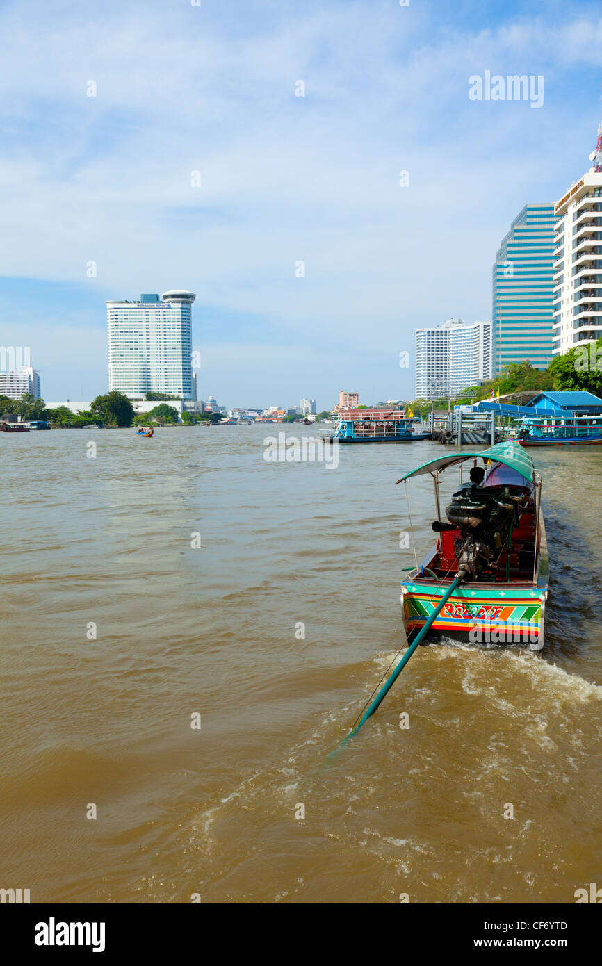 Il fiume Chao Phraya dopo le inondazioni a Bangkok, in Thailandia Foto Stock