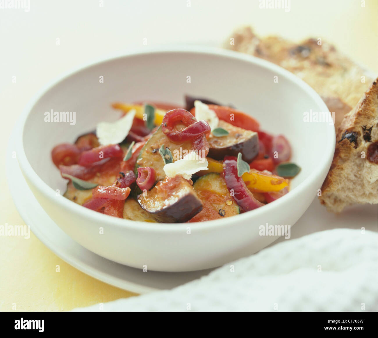Semplice Ratatouille Ratatouille ha molti benefici nutrizionali e verrà keepa due giorni in frigorifero in un contenitore sigillato, Foto Stock