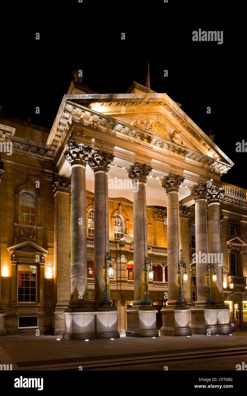 Il Royal Theatre di Newcastle illuminata di notte, Newcastle upon Tyne, Tyne and Wear Foto Stock
