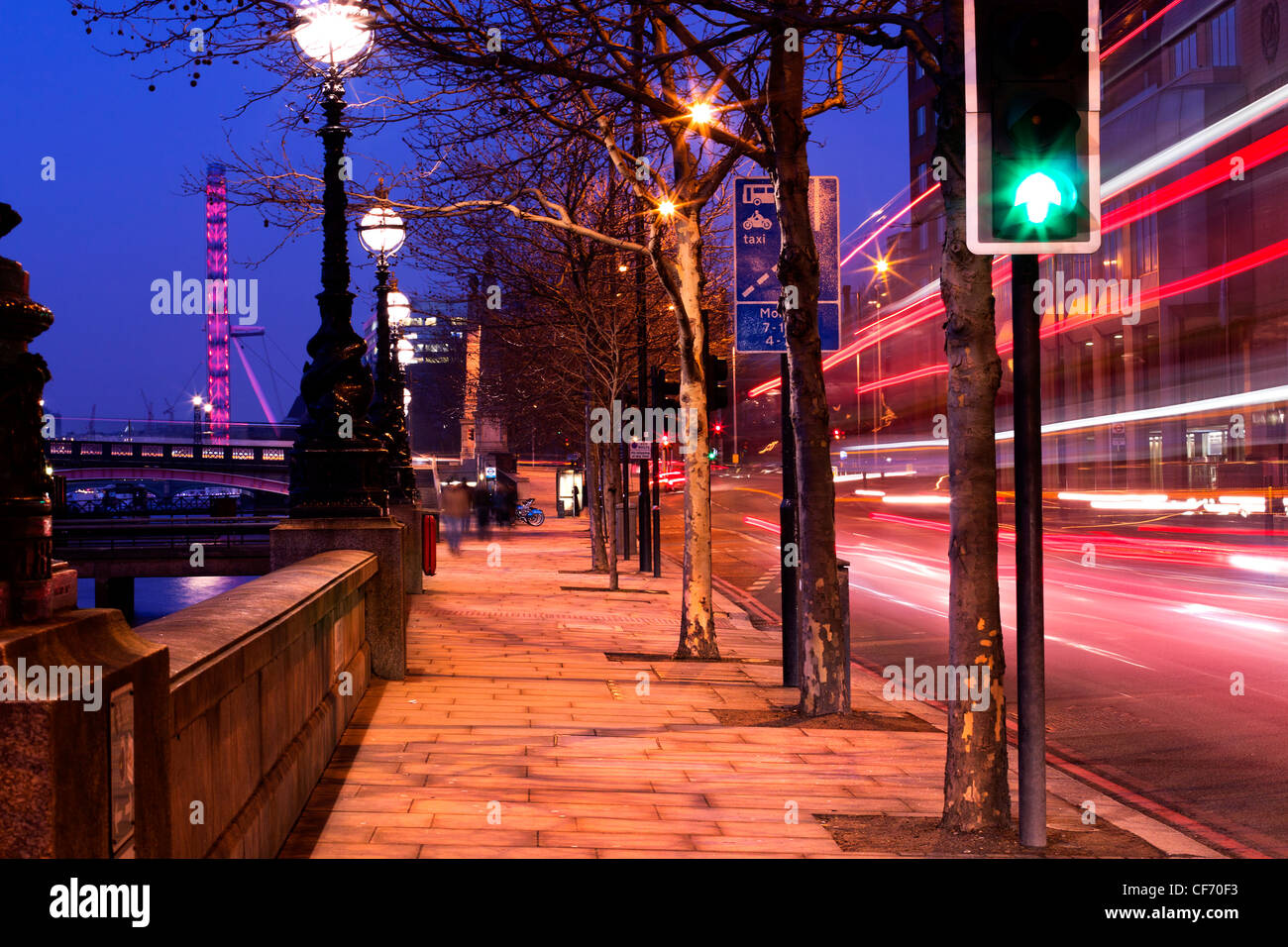 London street scene al tramonto Foto Stock