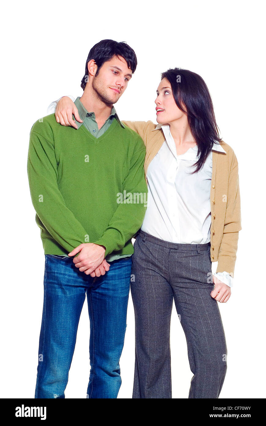 Maschio marrone scuro, capelli blu scuro jeans e maglietta verde, verde  femmina ponticello, lunghi capelli bruna, grigio pantaloni di lana, camicia  bianca Foto stock - Alamy