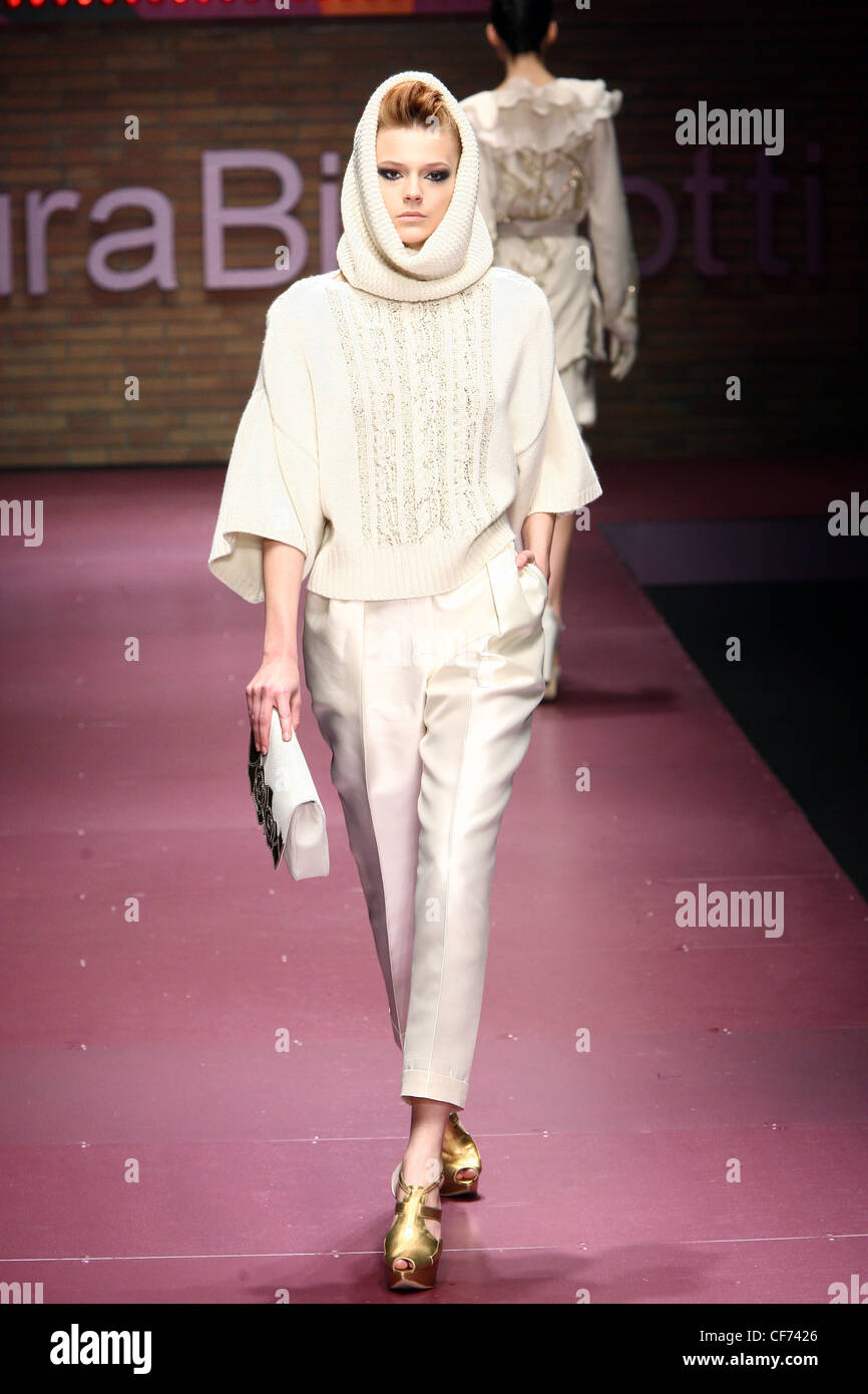 Laura Biagiotti Milano pronto a indossare in autunno e inverno Off top  bianco, ritagliata pantaloni, snood, la borsetta e oro scarpe piattaforma  Foto stock - Alamy