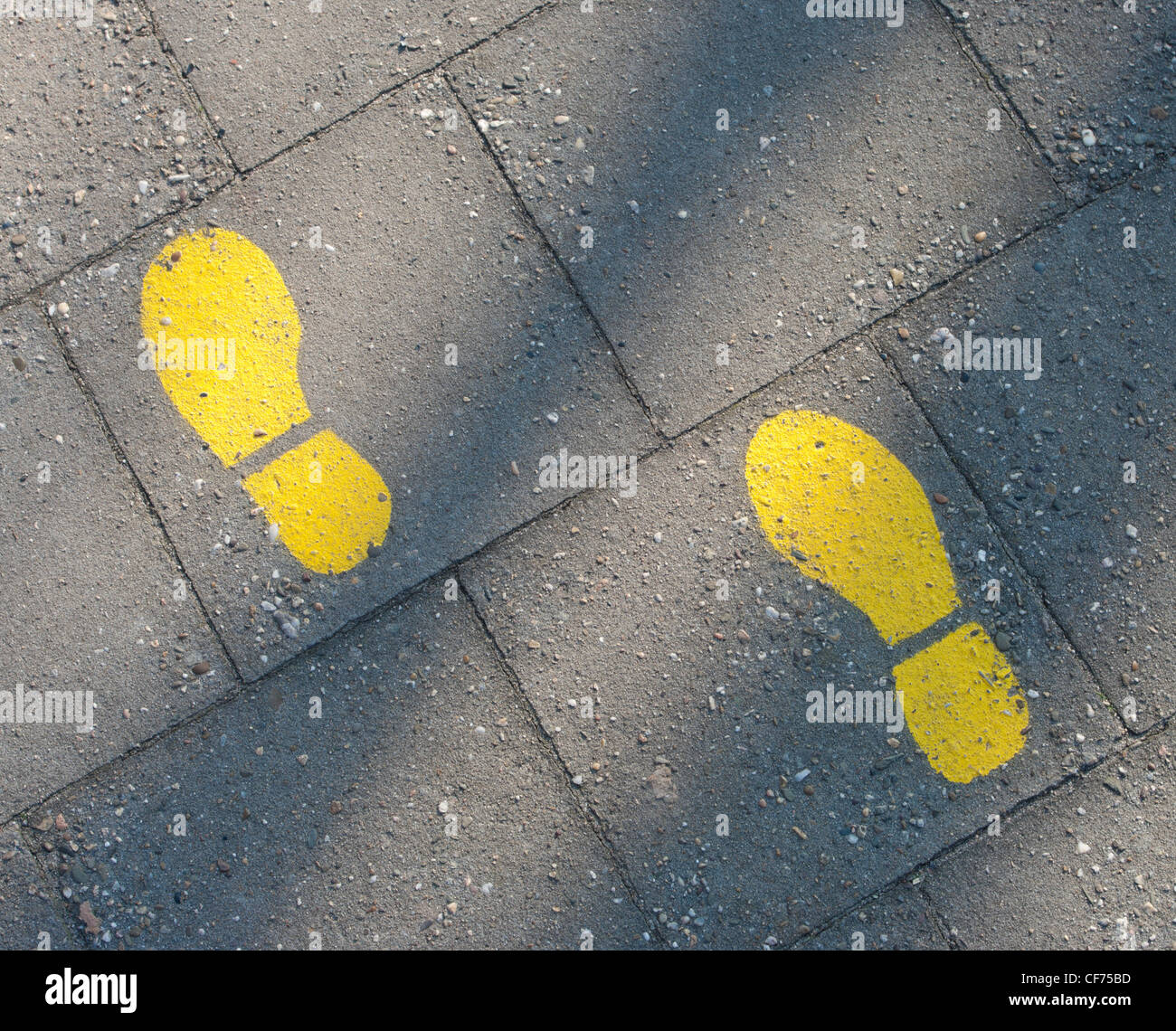 Footprint giallo su un marciapiede Foto Stock