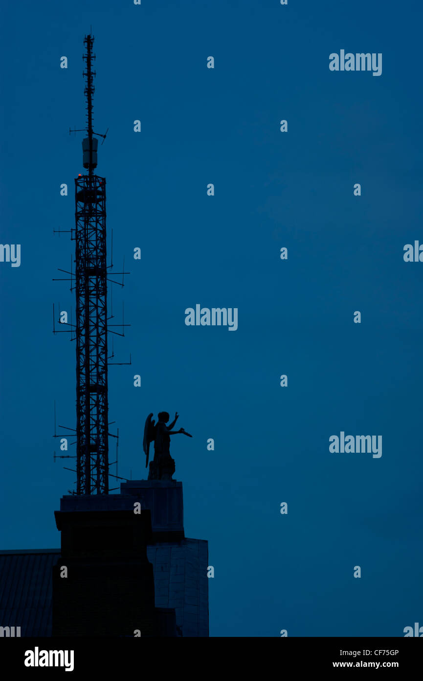 Silhouette del trasmettitore e la statua sulla Alexandra Palace di Londra. Home del primo Regno Unito di trasmissione TV. Foto Stock