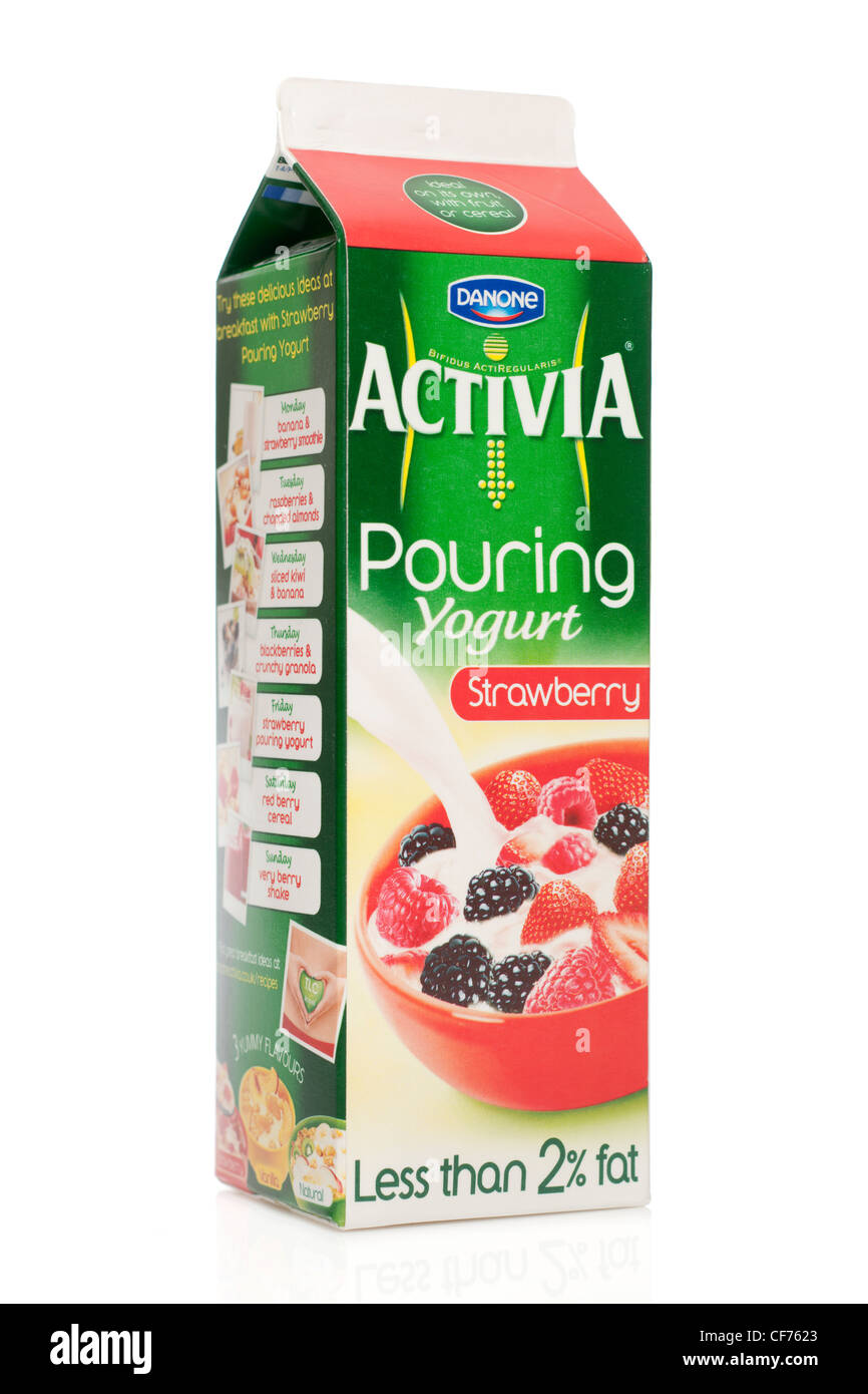 Danone Activia sapore di fragola versando Yogurt Foto Stock