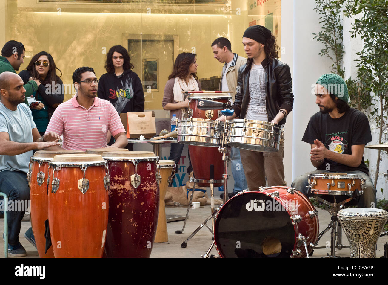 Fascia giocare in Maadi 9th street Il Cairo, Egitto Foto Stock