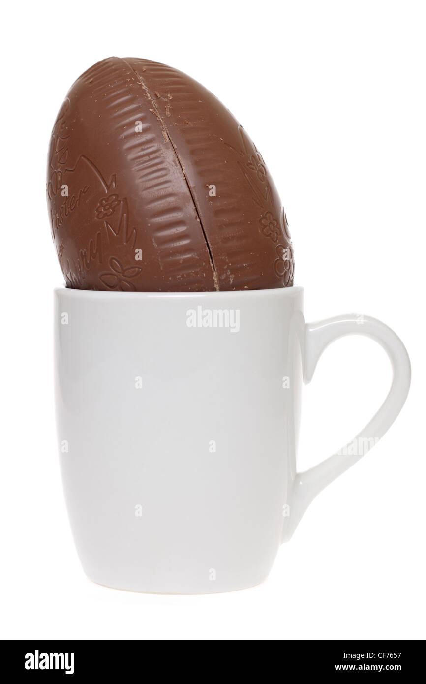 Il cioccolato uovo di pasqua in una normale tazza bianca Foto Stock